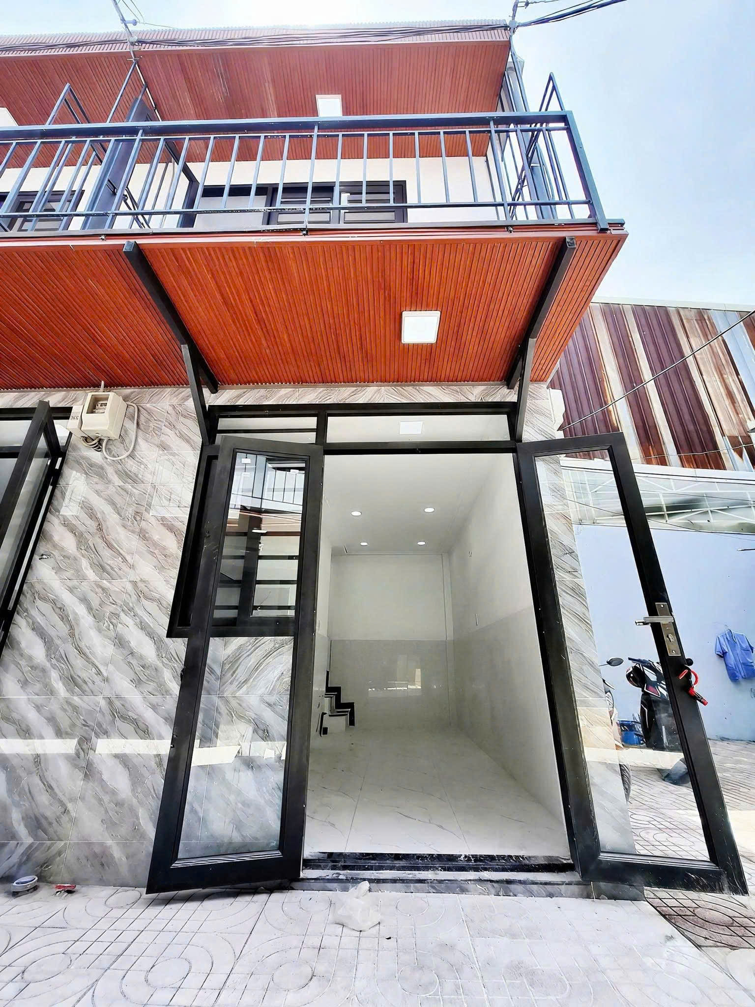 Nhà mới ở Tô Ngọc Vân Quận 12 gần chợ Thạnh Xuân. Giá 898tr còn TL